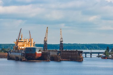 Dock eski tersanesinde duran sarı toplu taşıyıcı