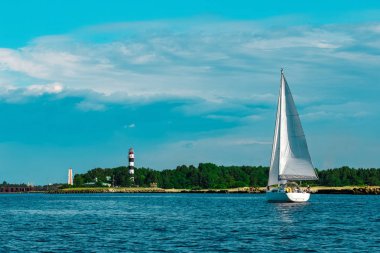 Güzel beyaz yelkenli bir seyahat Riga tarafından. Yaz yolculuk