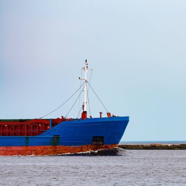Alma mal. Riga bağlantı noktasına hareket büyük mavi kargo gemisi