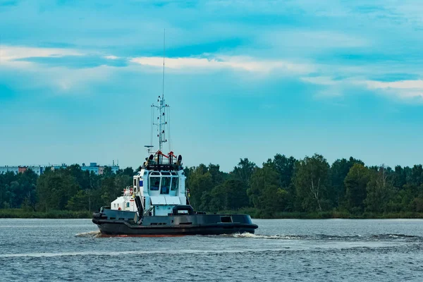 Navio Rebocador Preto Deslocar Para Terminal Carga Serviço Industrial — Fotografia de Stock