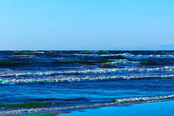 Lato Ocean Plaża Zielone Fale Słoneczny Dzień — Zdjęcie stockowe