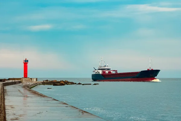 Alma mal. Riga bağlantı noktasına hareket büyük mavi kargo gemisi