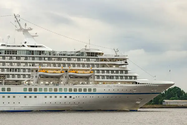 Bateau Croisière Blanc Naviguant Vers Mer Baltique Par Temps Nuageux — Photo