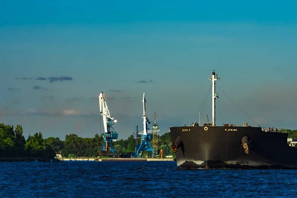 Baltık Denizi Açık Gün Hareketli Siyah Kargo Gemisi — Stok fotoğraf