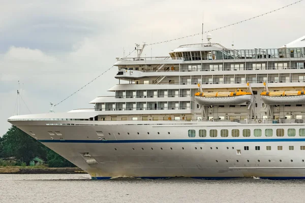 Weißes Kreuzfahrtschiff Fährt Bei Trübem Wetter Auf Die Ostsee — Stockfoto