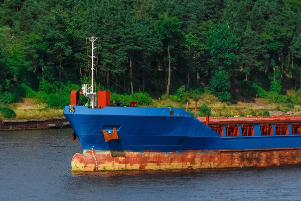 Blauwe Vrachtschip Met Lange Bereik Graafmachine Verhuizen Naar Poort — Stockfoto