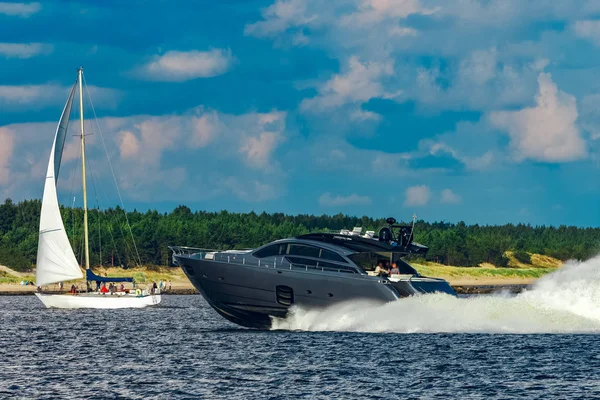 Grå Motorbåt Flyttar Snabbt Genom Floden Lettland Vattensport — Stockfoto