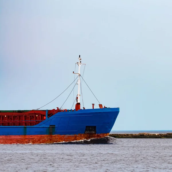 Εμπορεύματα Εισαγωγής Μεγάλη Μπλε Φορτηγό Πλοίο Κινείται Προς Λιμάνι Της — Φωτογραφία Αρχείου