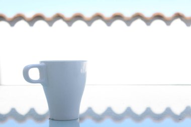 Sabah erken saatlerde beyaz kahve kupa