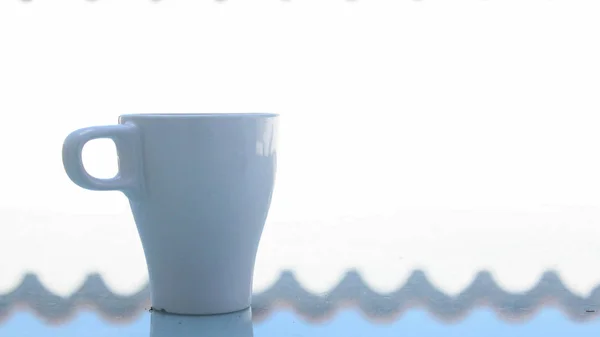 Copo de café branco limpo fora no início da manhã antes do trabalho — Fotografia de Stock