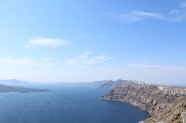 Santorini, Yunanistan dağlarında tepesine şaşırtıcı okyanus manzaraları