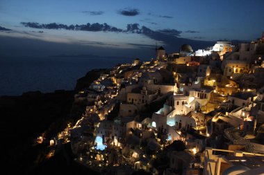 Santorini Cityscape gece, uzun pozlama fotoğraf güneş battıktan sonra Akdeniz, Yunanistan