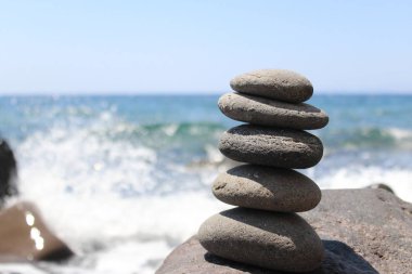 Yunan Adası kırma sahilde dalgalar ile yığılmış düzgün taşlar