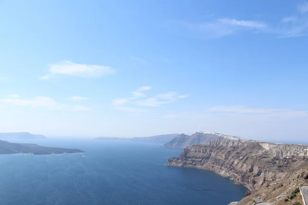 Santorini, Yunanistan dağlarında tepesine şaşırtıcı okyanus manzaraları — Stok fotoğraf