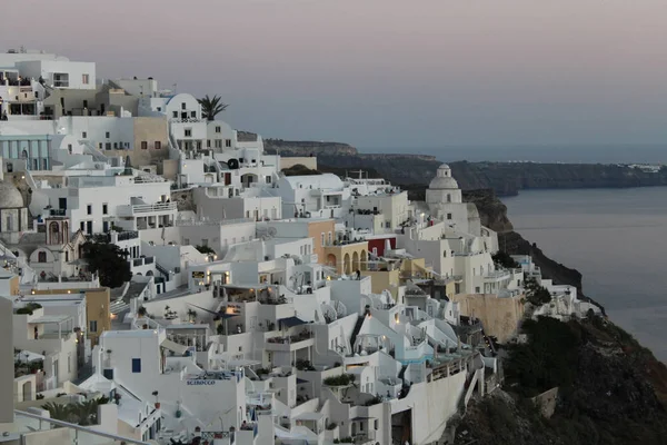 City Skyline sul pendio di una montagna al tramonto a Santorini, Grecia — Foto Stock