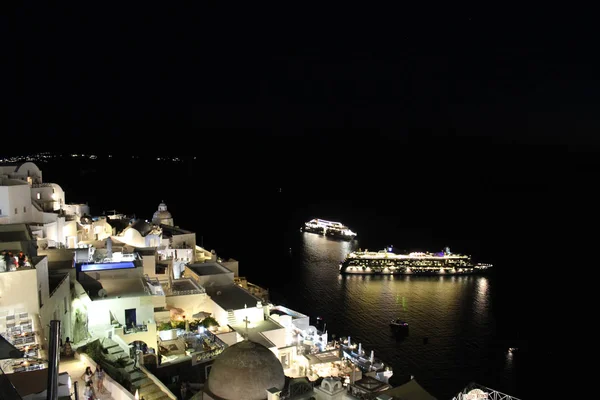 Navi da crociera a Santorini Grecia durante la notte — Foto Stock