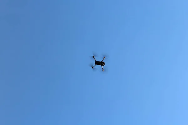 Dji Mavic 无人机在蓝色的天空中飞翔 — 图库照片