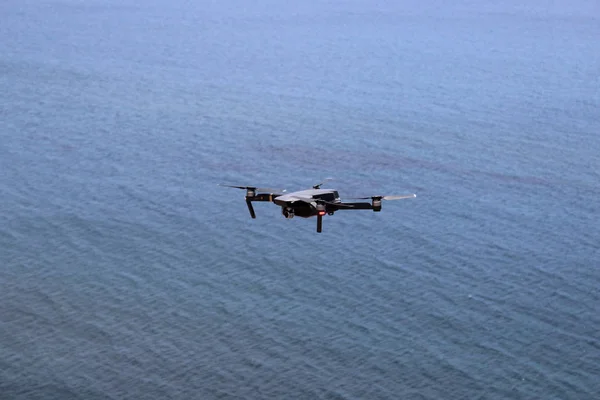 Drone che vola sulle acque dell'Oceano Aperto Girando lo Skyline di un'isola . — Foto Stock