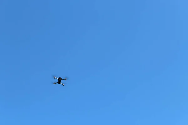Quad Copter drone vliegen in de heldere blauwe hemel — Stockfoto