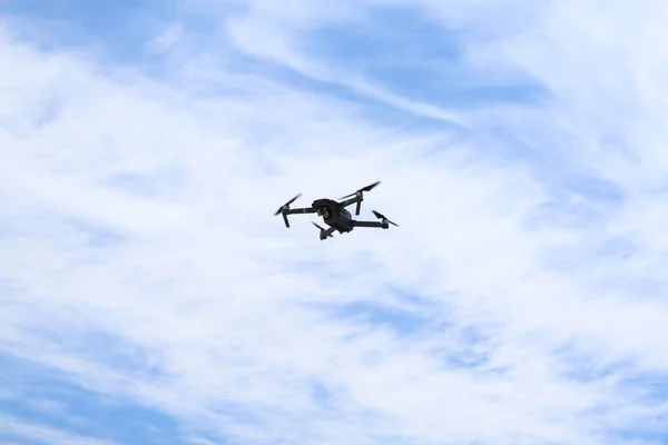 FPV Drone che vola alto tra le nuvole — Foto Stock
