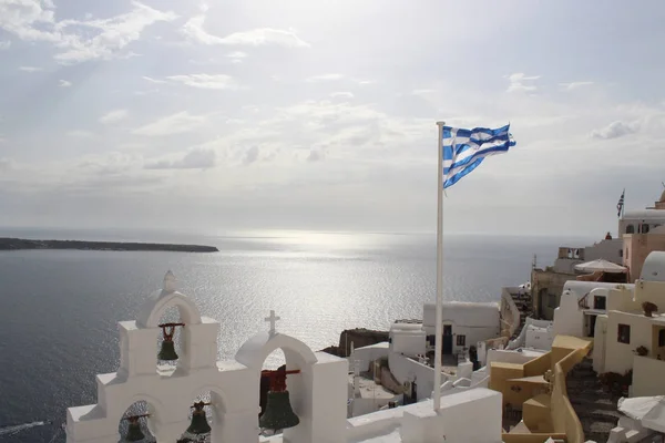 Bandiera greca nella città di Oia, Santorini, Grecia — Foto Stock