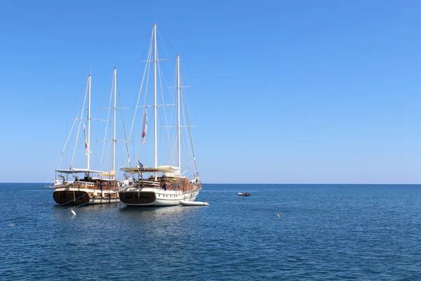 Duże luksusowe łodzie żaglowe odpoczynek na wyspie wody — Zdjęcie stockowe