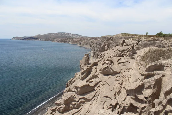 Doğal kum oyulmuş taş kayalıklarla ve dağlar Santorini, Yunanistan — Stok fotoğraf