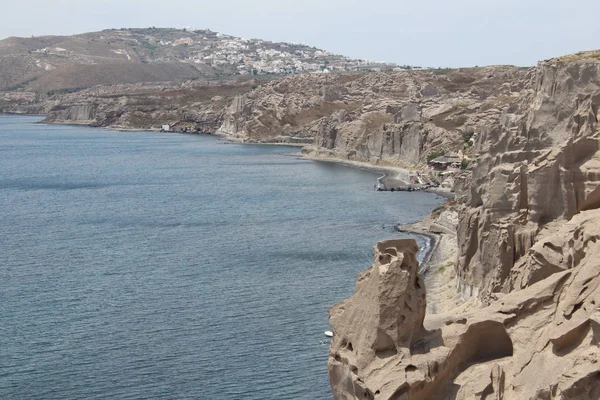 希腊圣托里尼岛自然雕刻的砂岩山悬崖海滩 — 图库照片