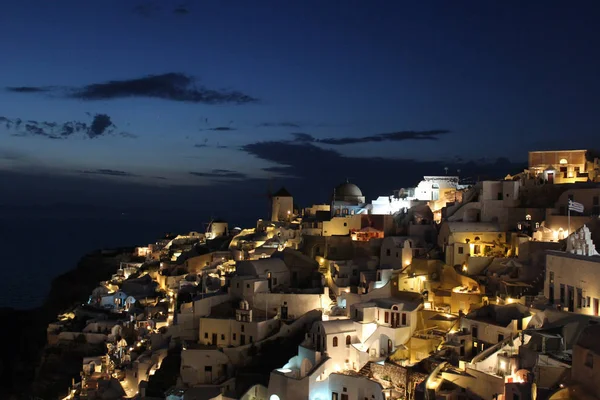 Skyline Oia, fehér-architektúra szélmalmok, görög faluban, Santorini, Görögország. Santorini-sziget, a híres Nyári nyaralás helyszínen. — Stock Fotó