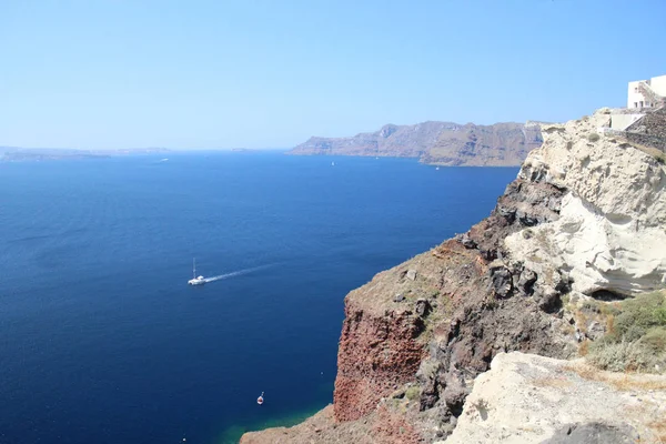 Vista panorámica de una isla griega con barcos pasando —  Fotos de Stock