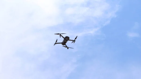 Sorveglianza di sicurezza dei droni spia che vola nel cielo blu — Foto Stock