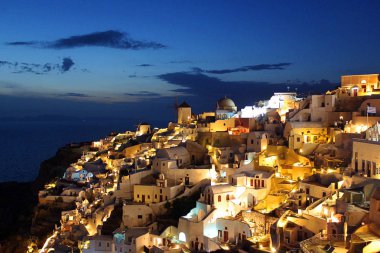 Yunan Cityscape, binalarda alacakaranlıkta kasaba Oia, Santorini, Yunanistan