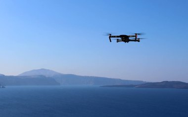 Modern dron Santorni adasının görünümü tatile filme