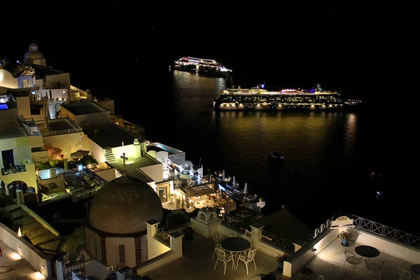 Óceánjáró hajók a Bay of Santornini, Görögország város Skyline a Night — Stock Fotó