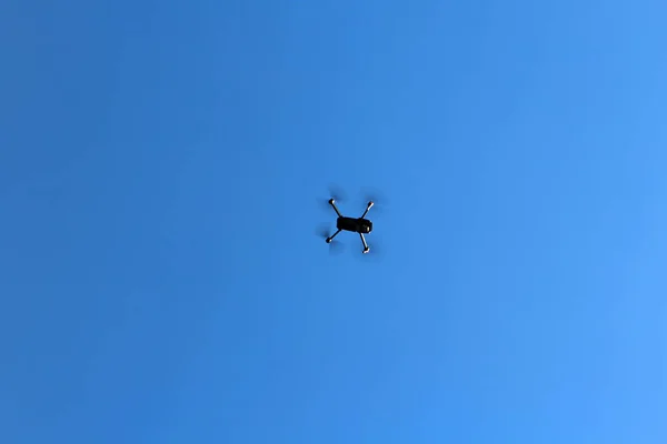 Dji Mavic Drone vliegen in de blauwe hemel geïsoleerd achtergrond — Stockfoto