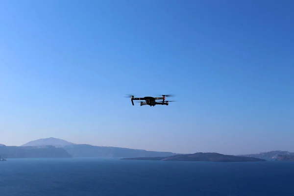 Drone DJI Mavic con vista sulle montagne dell'isola di Santorni in Grecia — Foto Stock