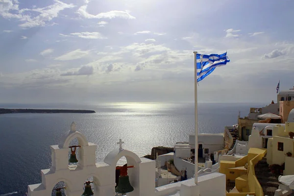 La città di Oia, Santorini, Grecia con l'Oceano sullo sfondo — Foto Stock