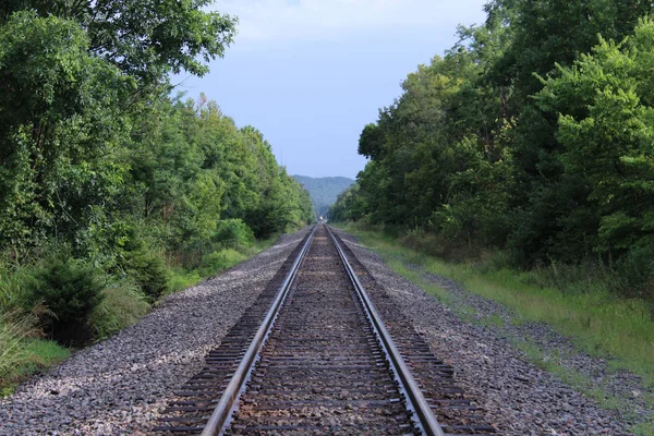 Régi vasúti pályák gyengült le a messzi távolban — Stock Fotó