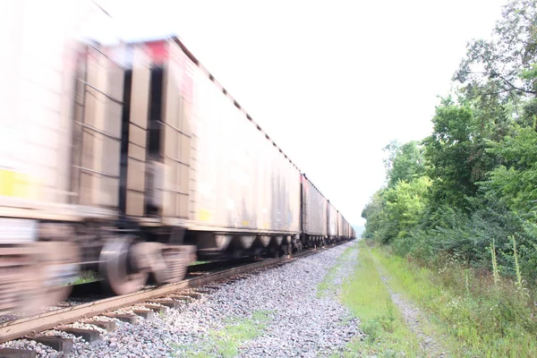 Trem Passando muito rápido durante o dia — Fotografia de Stock