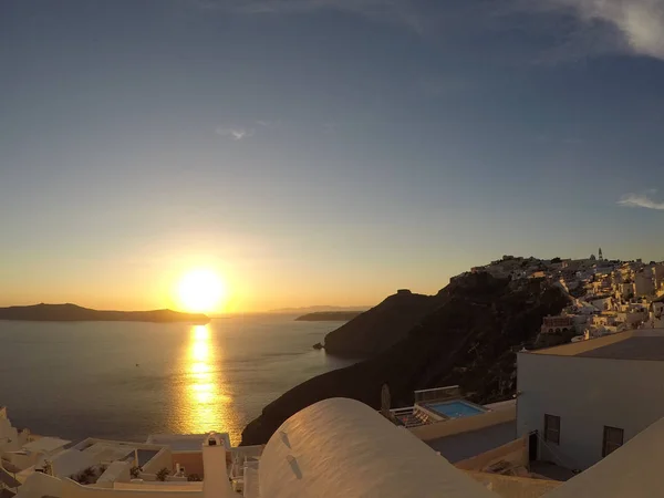 Cityscape Skyline su un pendio di montagna a Santorini, Grecia — Foto Stock