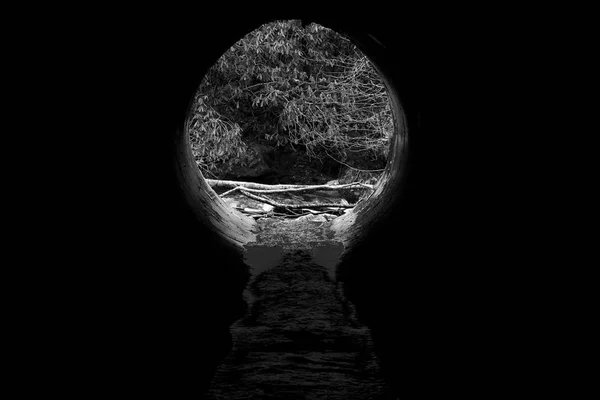 川の排水管の黒と白の Artisctic の写真. — ストック写真