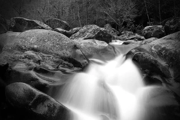 Sfocato movimento e otturatore lento Waterscape Fotografia in bianco e nero di una cascata di fiume nelle grandi montagne fumose . — Foto Stock