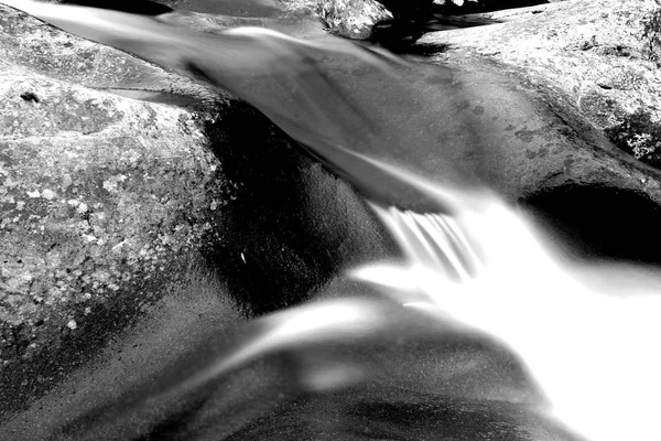 Desfocado movimento e lento obturador Waterscape Fotografia de um rio Correndo sobre uma pedra . — Fotografia de Stock