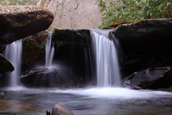 Langsame Verschlusszeit Wasserfall-Fotografie eines kleinen Süßwasserflusses im Bergwald. — Stockfoto