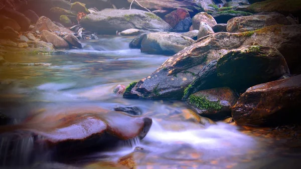 Fantaisie magique Lumière du soleil Shinning coloré sur un ruisseau ou une rivière dans les montagnes fumées — Photo
