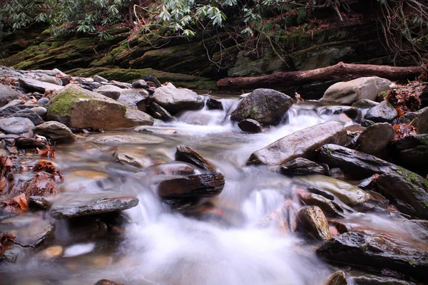 Fotografía de la naturaleza del paisaje fluvial de velocidad de obturación lenta o paisaje acuático en las montañas Smokies — Foto de Stock