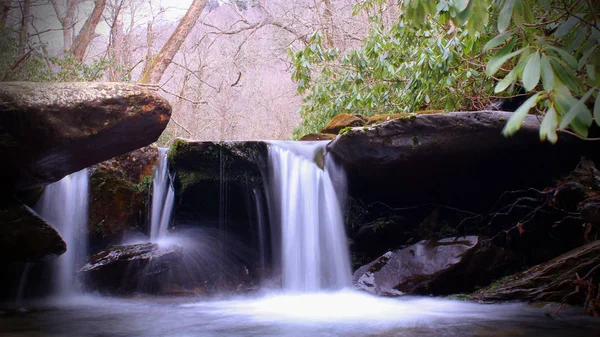 Breitbild-Foto von Wasserfall im Wald Zeitlupe Bewegung verschwommen — Stockfoto