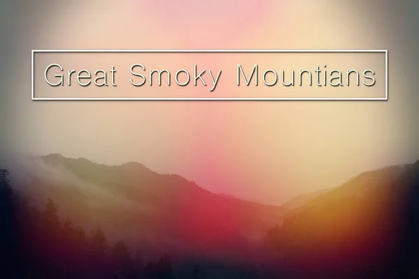 Buchstaben im Zentrum, die den großen rauchigen Bergen Nationalpark über der Landschaft ausbuchstabieren. — Stockfoto