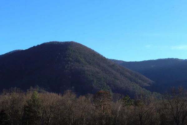 Fotografia da paisagem de grandes montanhas fumegantes na Carolina do Norte em um dia claro — Fotografia de Stock