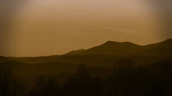 그레이트 안개 자욱한 산맥의 빈티지 올드 스타일 풍경 사진 — 스톡 사진
